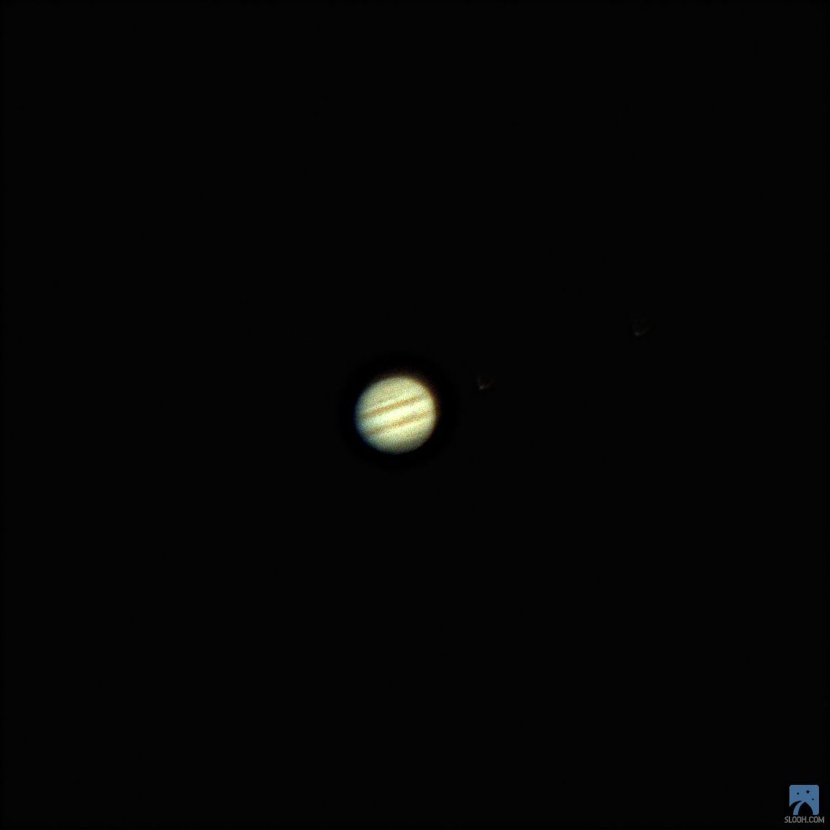 Slooh's tweet photo. Slooh member Lennox aimed our Canary Islands telescope at Jupiter and wrote, in their own words:

"this is a very cool picture of Jupiter that is vary clear picture and if you look closely you can see some of the moons"

A person, choosing to look up, catching the biggest planet in the solar system and its moons on their own screen. Look closely, the moons are there.
#astronomy #Jupiter 

https://t.co/BE2GHKbM8X