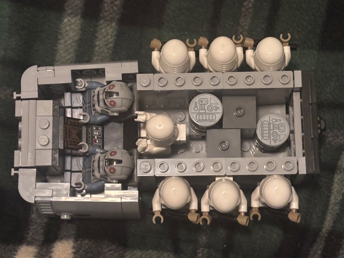 Kerrcarr01's tweet photo. My interpretation of Kenner’s 1981 ESB Hoth Imperial Cruiser, made with Lego: https://t.co/IhDTVeCf2B