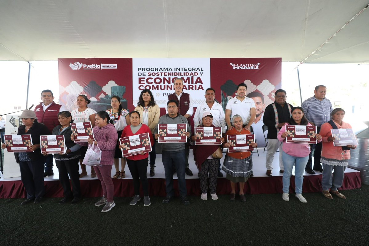 PueblaAyto's tweet photo. ¡El desarrollo de #PueblaCapital se vive en las juntas auxiliares! 🌽👩🏻‍🌾

El presidente @pepechedrauimx visitó la Zona Arqueológica de Manzanilla para entregar herramientas e insumos del programa #PISEC.

Con acciones transparentes respaldamos los proyectos productivos de nuestra gente y fortalecemos la economía familiar. ¡Manos a la obra! 🙌