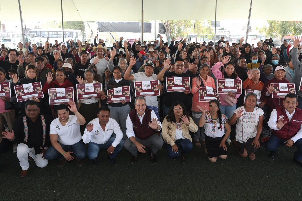PueblaAyto's tweet photo. ¡El desarrollo de #PueblaCapital se vive en las juntas auxiliares! 🌽👩🏻‍🌾

El presidente @pepechedrauimx visitó la Zona Arqueológica de Manzanilla para entregar herramientas e insumos del programa #PISEC.

Con acciones transparentes respaldamos los proyectos productivos de nuestra gente y fortalecemos la economía familiar. ¡Manos a la obra! 🙌