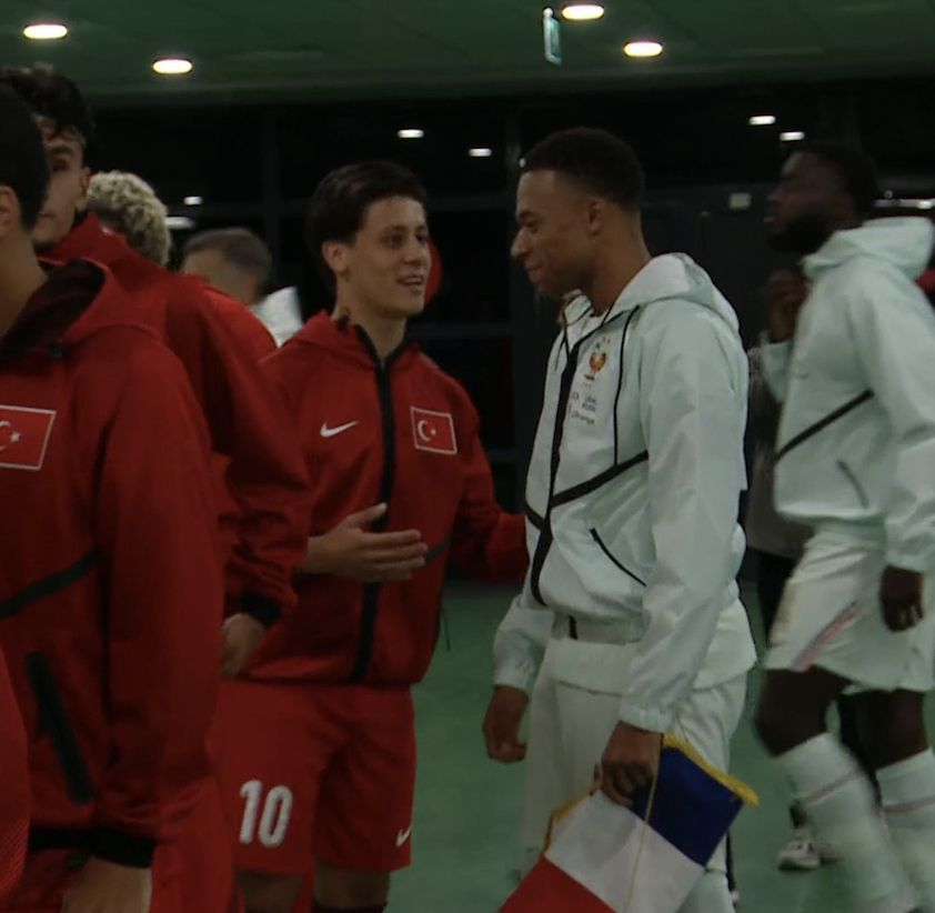 bpthaber's tweet photo. Arda Güler, maç öncesi Kylian Mbappe ile selamlaştı. https://t.co/TgpJ1mZwX4