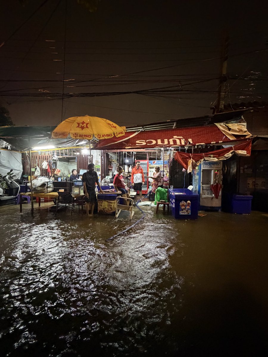 fiatpitikorn's tweet photo. ขณะนี้ทาง เฟี๊ยตได้ลงพื้นที่ติดตามสถานการณ์น้ำท่วม ในพื้นที่ ห้วยขวาง-วังทองหลาง หากพี่น้องประชาชน พบว่ามีน้ำท่วมขังในจุดไหน สามารถแจ้งเข้ามาได้เลยในช่องทาง สส.เฟี๊ยต หรือ สามารถแจ้งผ่าน Traffy Fondue เ ได้ทั้ง2ช่องทางครับ 

#สสเฟี๊ยต #พรรคประชาชน #กรุงเทพ #น้ำท่วม https://t.co/95RBK4SFp9