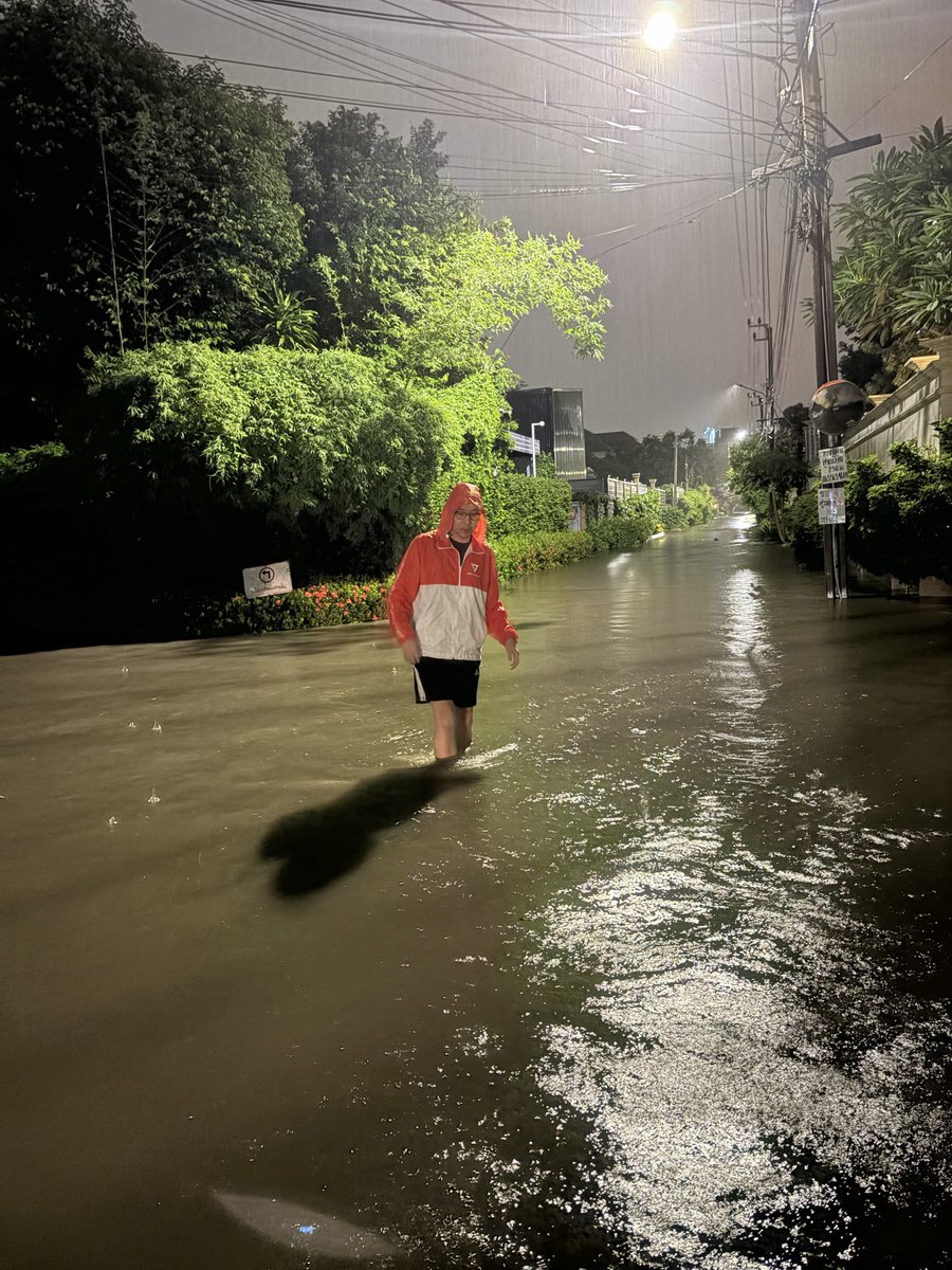 fiatpitikorn's tweet photo. ขณะนี้ทาง เฟี๊ยตได้ลงพื้นที่ติดตามสถานการณ์น้ำท่วม ในพื้นที่ ห้วยขวาง-วังทองหลาง หากพี่น้องประชาชน พบว่ามีน้ำท่วมขังในจุดไหน สามารถแจ้งเข้ามาได้เลยในช่องทาง สส.เฟี๊ยต หรือ สามารถแจ้งผ่าน Traffy Fondue เ ได้ทั้ง2ช่องทางครับ 

#สสเฟี๊ยต #พรรคประชาชน #กรุงเทพ #น้ำท่วม https://t.co/95RBK4SFp9