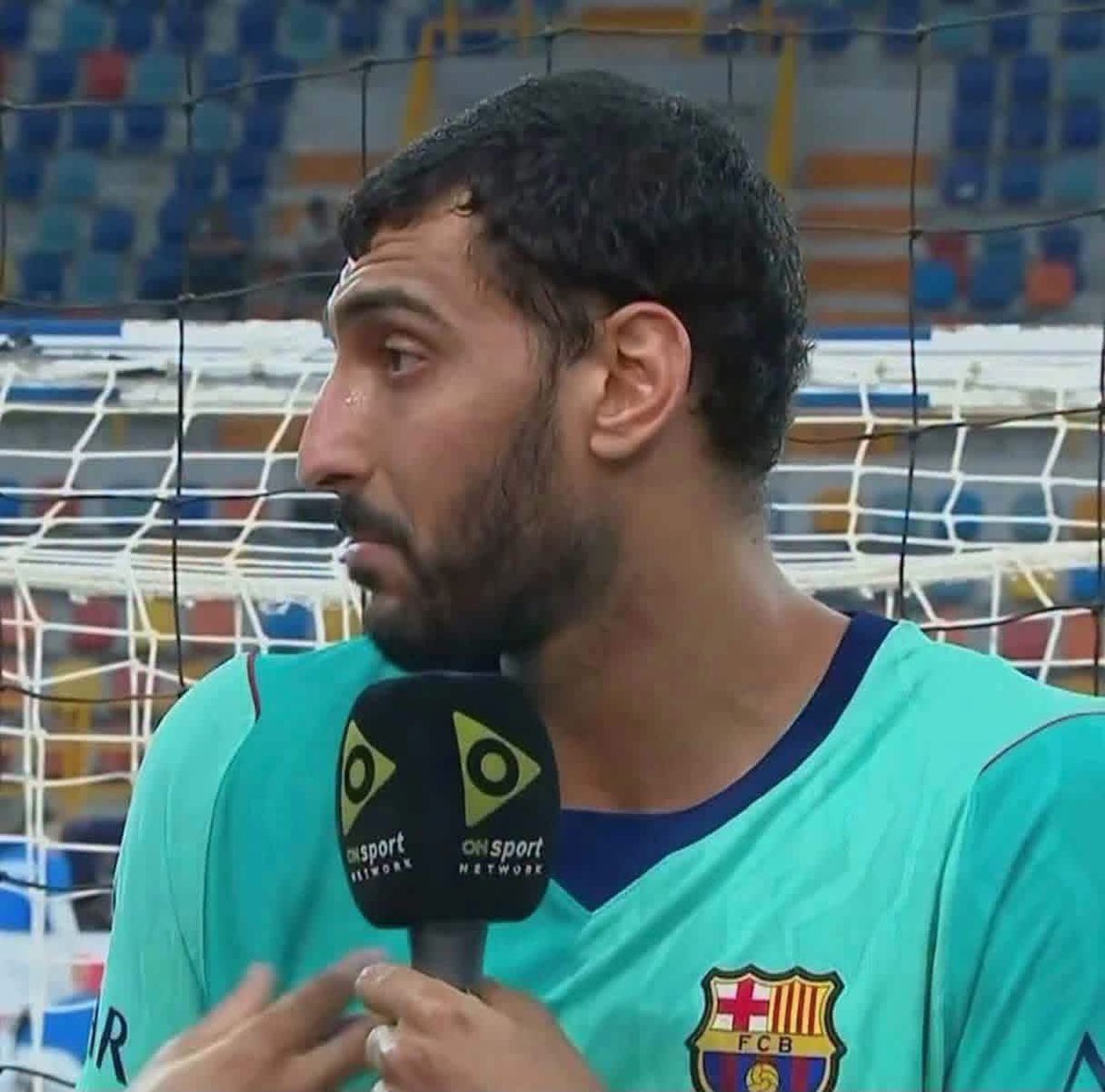 iTalianZamlkawy's tweet photo. سيف الدرع لاعب برشلونة لكرة اليد
قبل ما أتكلم فى الماتش، محتاج أفهم إزاى إحنا فى بلد مسلم ونلعب الماتش وقت صلاة الجمعة، مين مسؤول عن حاجة زى دى؟
أنا مدخلتش الماتش مع الفرقة، وصليت الجمعة فى المسجد، ورجعت دخلت فى نص الشوط. https://t.co/tRmLYN3QDE