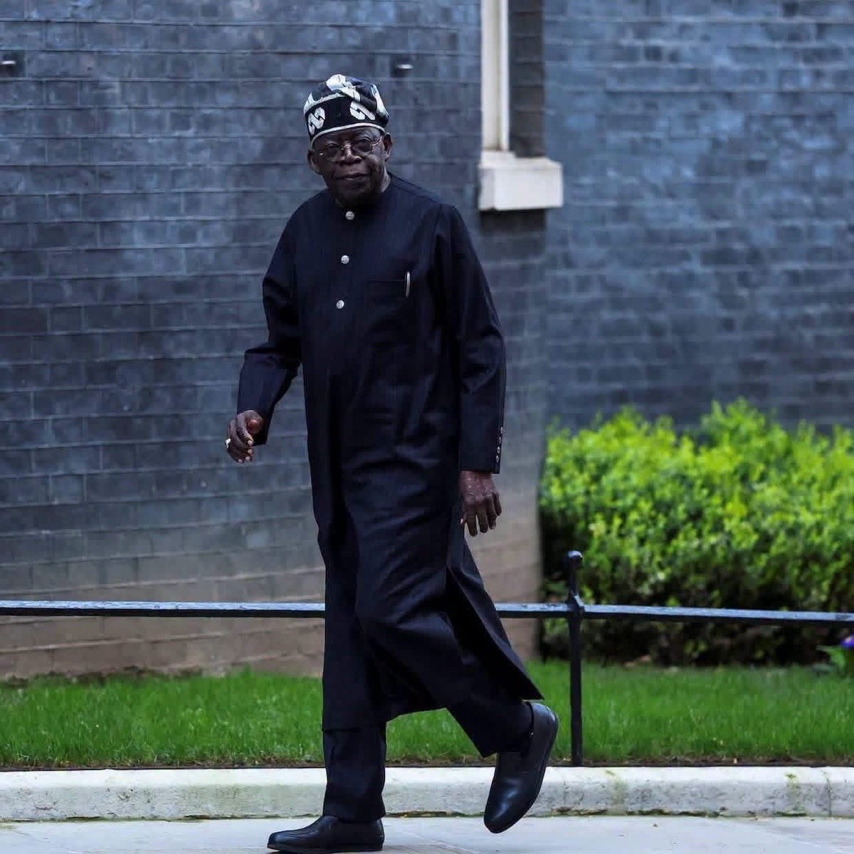 CrownprinceCom2's tweet photo. A must read: This is why we keep saying - elect a leader who is not compromised.

That secret $700 billion mineral deal the Tinubu administration just signed with the US? That's the price of having a president with baggage.

When the US government refused to release Tinubu's files, it wasn't doing him a favor. It was a transaction.

Once foreign powers have dirt on your president, they will squeeze him. The US under Donald Trump has been hunting for critical minerals worldwide. Nigeria is rich ground, and Tinubu gave them the perfect opening.

He traded your children's future to bury his past. Quietly. No debate, no transparency.

We are cooked.

By Foluke Martins