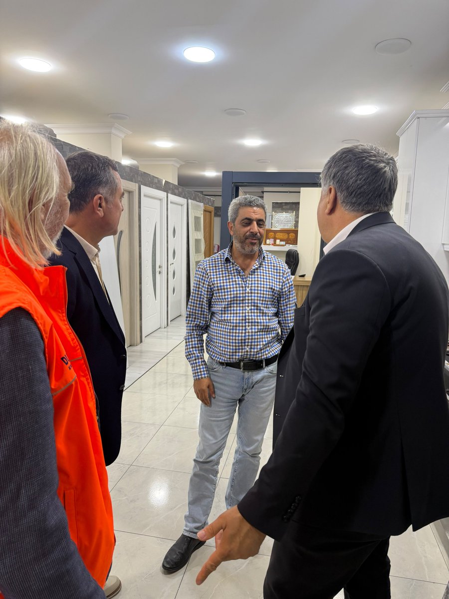 ahmetsalmis's tweet photo. Bugün Bağlarbaşı Mahallemizde, Küçükköy Yolu Caddesi’ndeki kıymetli esnaflarımızı ziyaret ederek hayırlı işler, bereketli kazançlar diledik.
Her zaman esnafımızın yanında, hemşehrilerimizle gönül gönüle Gaziosmanpaşa’mız için çalışmaya, hizmet ve eser üretmeye devam edeceğiz. 🤝🏻 https://t.co/6xOgz5QknZ