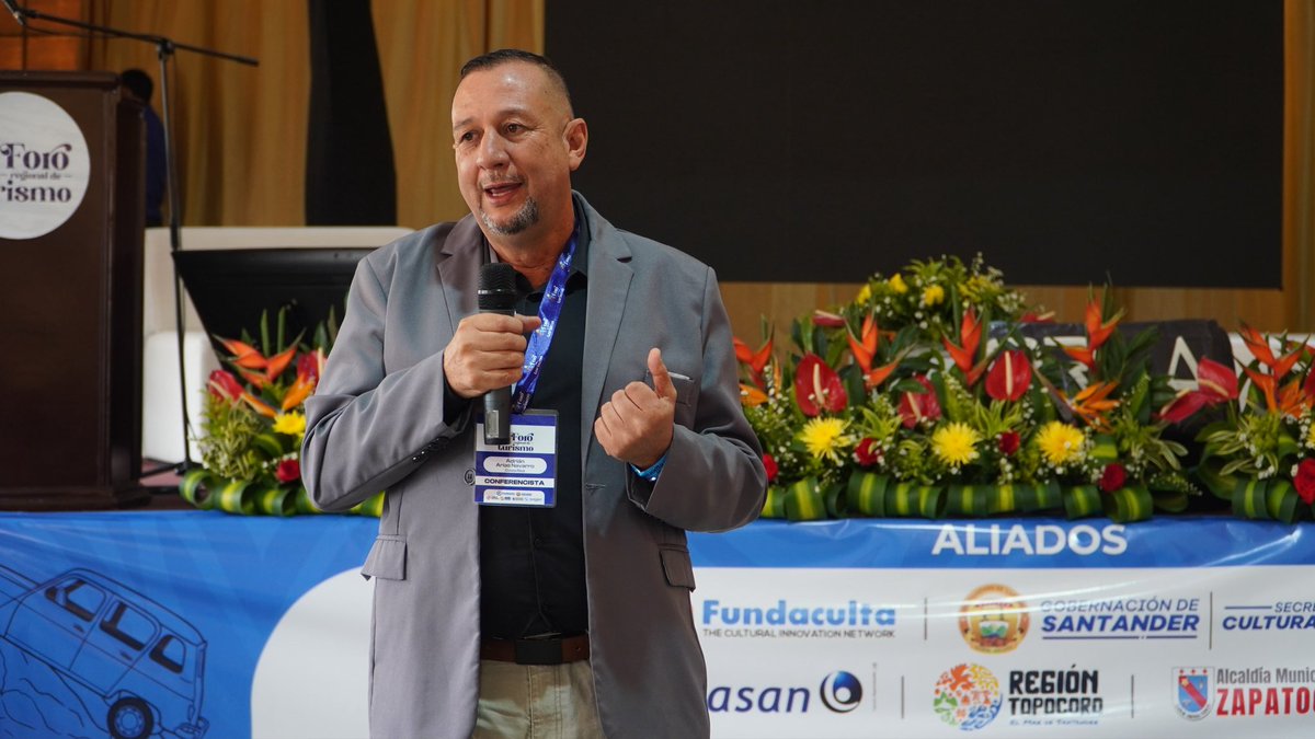 CCBucaramanga's tweet photo. Sostenibilidad y firma de entendimiento. 🌍✍️ El turismo sostenible como motor de desarrollo: innovación, competitividad y progreso social. Con Erick Madrigal Villanueva y Adrián Arias Navarro, de la Universidad Nacional de Costa Rica, quienes además firman una carta de entendimiento con la región.