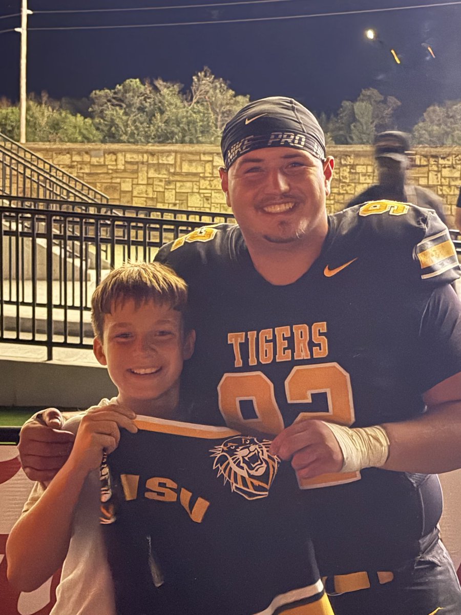 HoisHSFootball's tweet photo. Couple of past cardinals doing a great job for FHSU’s defense. Always awesome to see past players be gracious with their time and make a young kids day. If you get a chance swing up to Hays and watch some really good football. https://t.co/Dd5H7oZ1GE