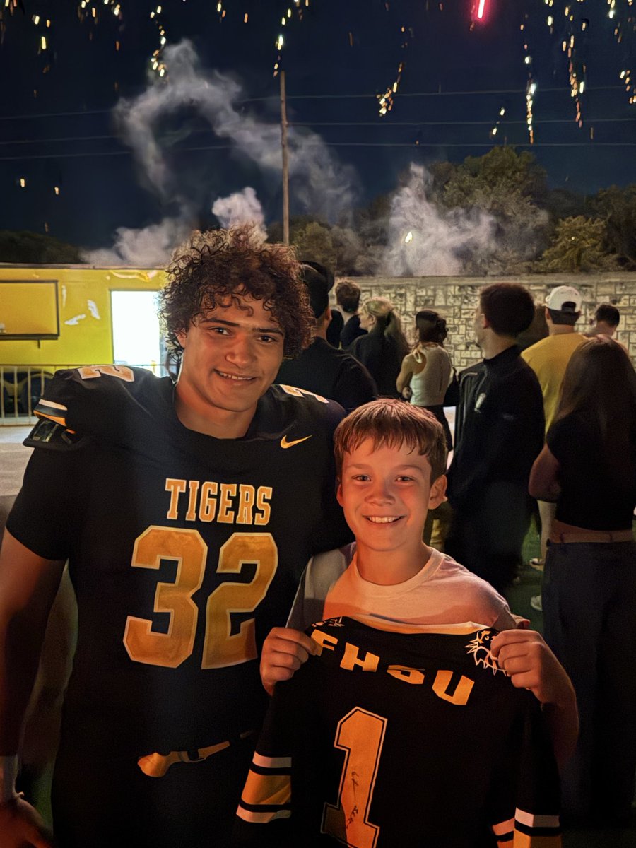 HoisHSFootball's tweet photo. Couple of past cardinals doing a great job for FHSU’s defense. Always awesome to see past players be gracious with their time and make a young kids day. If you get a chance swing up to Hays and watch some really good football. https://t.co/Dd5H7oZ1GE