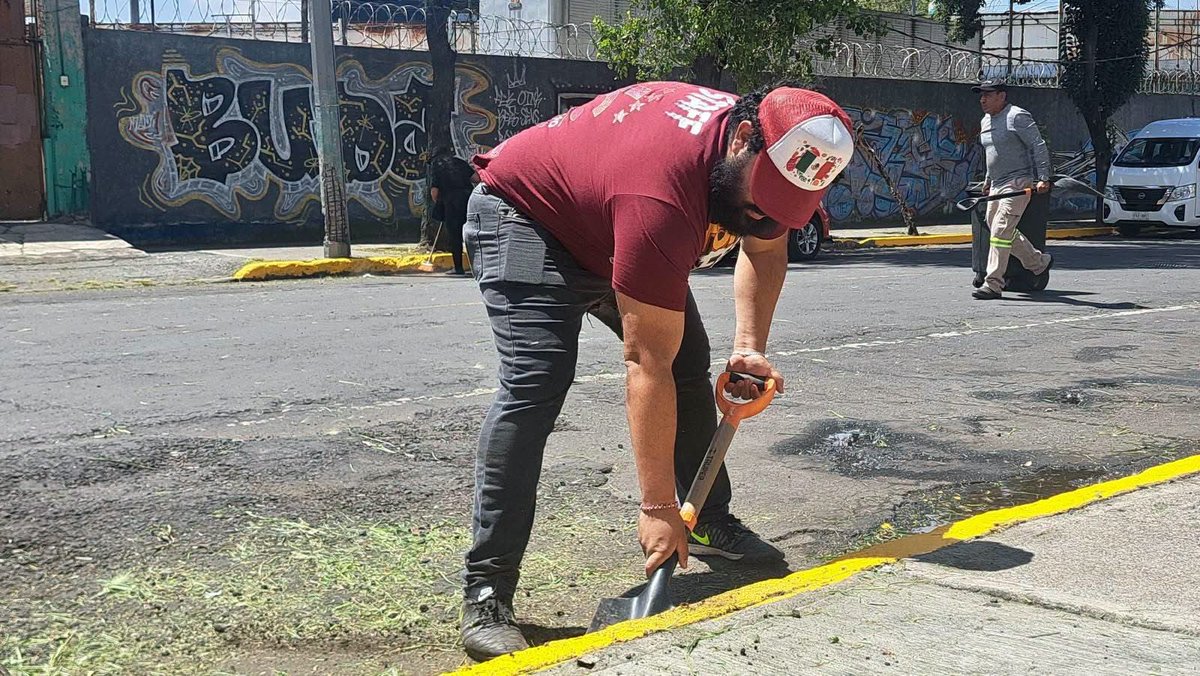evelyn_parraA's tweet photo. 🔥 ¡Viernes de Tequio en la col. Federal! 🔥

Aquí se trabaja en equipo: vecinas, vecinos у gobierno, todos con la camiseta puesta. 💪🏽❤️

Cada semana salimos a transformar nuestra colonia con #TequioEnTuColonia. 🧹🌳✨

¡Así se construye una mejor VCarranza! 🫶🏽

#VCarranza https://t.co/2fNeJKxA1O