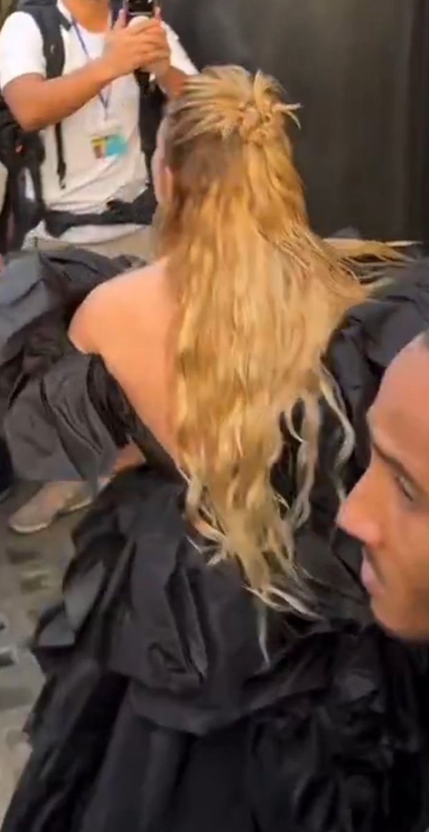 unbvrnttt's tweet photo. Her hair is sooooooooo long fuckk https://t.co/aVI7gpfW5G