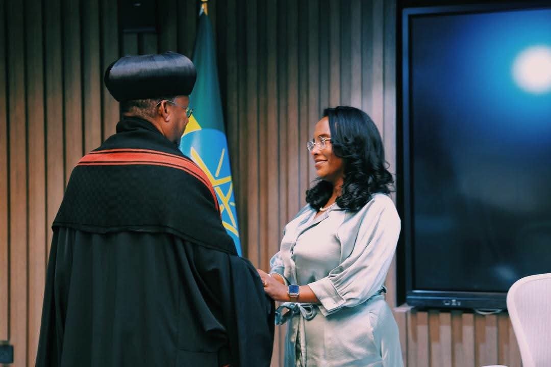 AdanechAbiebie's tweet photo. ዛሬ ከኢትዮጵያ ኦርቶዶክስ ተዋህዶ ቤተክርስትያን አባቶች እና የመስቀል በዓል ዝግጅት የቤተ ክርስትያኒቷ  እና የከተማ አስተዳደሩ የጋራ ኮሚቴ ጋር ለመስቀል ደመራ በዓል ደማቅ ዝግጅት መደረጉን ተመልክተናል::

 ይህ የሰላም፣ የፍቅርና የአብሮነት መገለጫ የሆነው በዓል በከተማችን መስቀል አደባባይን ጨምሮ ከ2ሺ 657 ቦታዎች ላይ ደመራዎች ተደምረው የሚከበር በመሆኑ ፣ ምዕመናን  በአሉ እጅግ በደመቀ ፣የሃይማኖቱን እሴት በመጠበቀ እና  ጨዋነት መገለጫችን በሆነው እንግዳ ተቀባይነት እንድናከብር የጀመራችሁትን መልካም ስራ አጠናክራችሁ ቀጥሉ።

መልካም በአል!!

ፈጣሪ ኢትዮጵያና ህዝቦቿን ይባርክ!!
#AddisAbaba