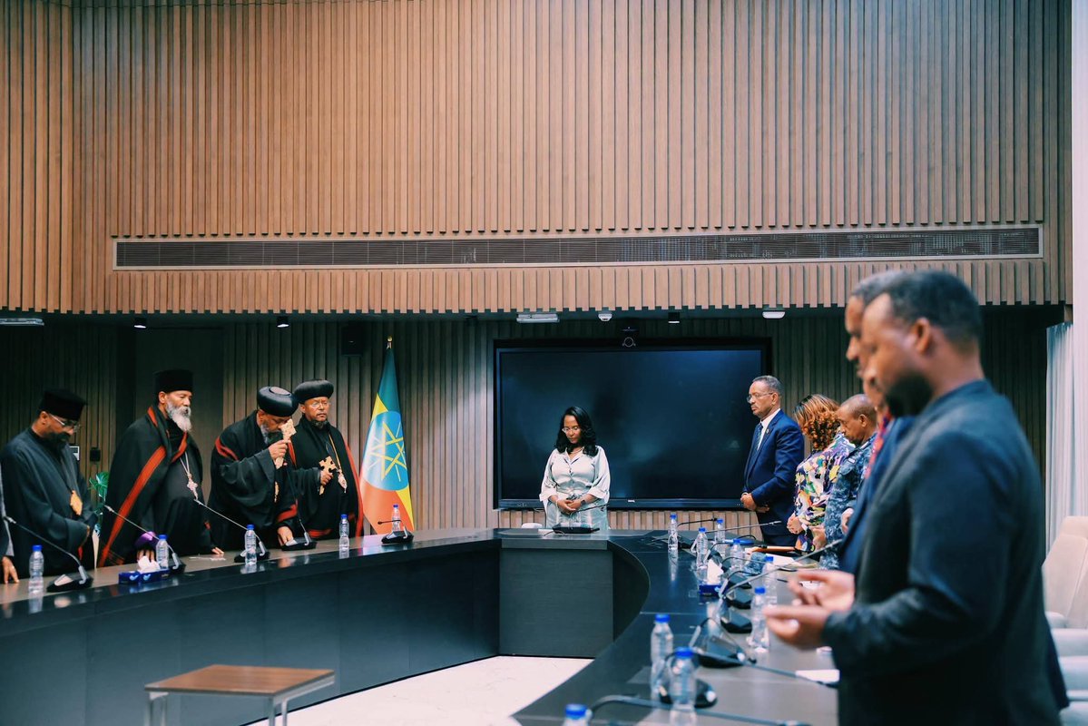 AdanechAbiebie's tweet photo. ዛሬ ከኢትዮጵያ ኦርቶዶክስ ተዋህዶ ቤተክርስትያን አባቶች እና የመስቀል በዓል ዝግጅት የቤተ ክርስትያኒቷ  እና የከተማ አስተዳደሩ የጋራ ኮሚቴ ጋር ለመስቀል ደመራ በዓል ደማቅ ዝግጅት መደረጉን ተመልክተናል::

 ይህ የሰላም፣ የፍቅርና የአብሮነት መገለጫ የሆነው በዓል በከተማችን መስቀል አደባባይን ጨምሮ ከ2ሺ 657 ቦታዎች ላይ ደመራዎች ተደምረው የሚከበር በመሆኑ ፣ ምዕመናን  በአሉ እጅግ በደመቀ ፣የሃይማኖቱን እሴት በመጠበቀ እና  ጨዋነት መገለጫችን በሆነው እንግዳ ተቀባይነት እንድናከብር የጀመራችሁትን መልካም ስራ አጠናክራችሁ ቀጥሉ።

መልካም በአል!!

ፈጣሪ ኢትዮጵያና ህዝቦቿን ይባርክ!!
#AddisAbaba