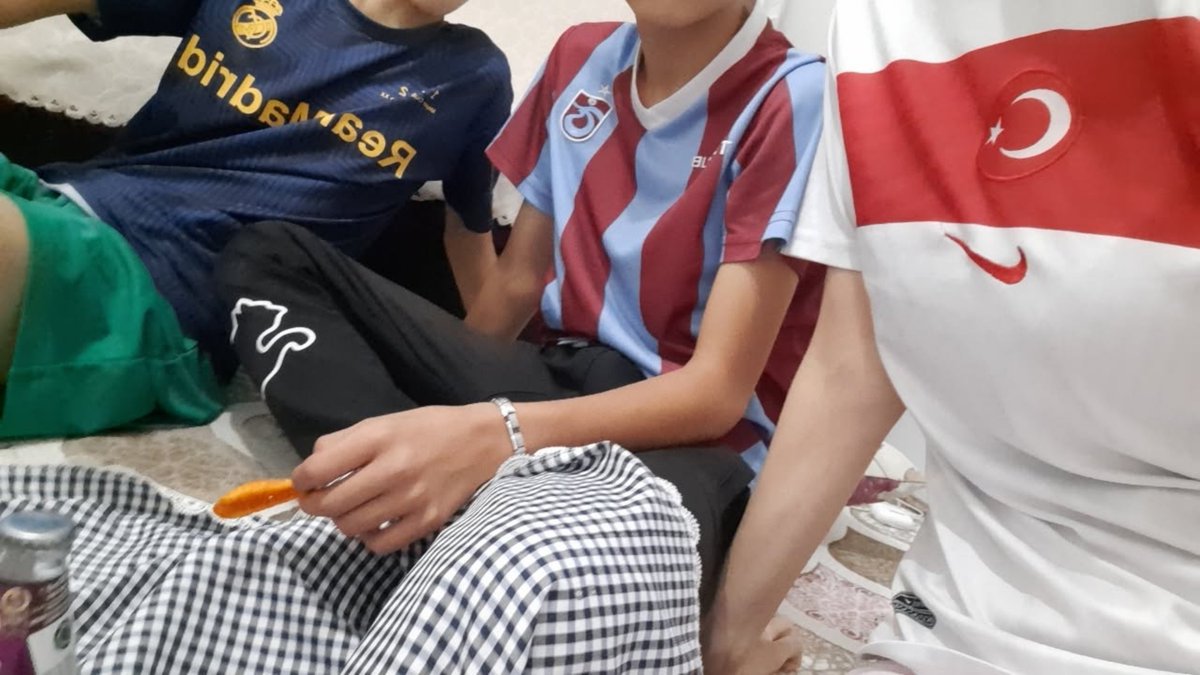 eesra_polatt's tweet photo. Abla bizimle maç izle dediler şimdi de zorbalık yapıyorlar https://t.co/OKTxJP2CWG