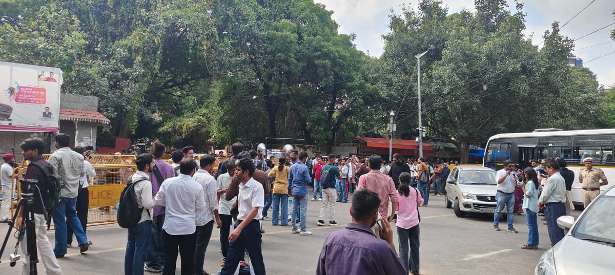abcworld18's tweet photo. एक तरफ़ YouTubers को ‘Alternative Media’ कहा जाता है, दूसरी तरफ़ कवरेज के दौरान उन्हें साइड किया जाता है
इसी रवैये के विरोध में Alternative Media ने Youth Congress का Boycott शुरू किया है
जब तक माफी नहीं, तब तक कवरेज नहीं!
#BoycottYouthCongress  #DigitalJournalists #MediaFreedom https://t.co/TN4JZlv9TU