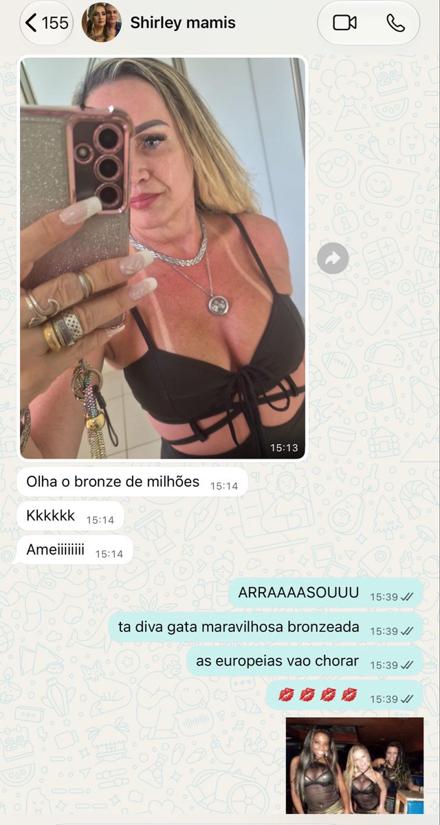 stephaniemcp's tweet photo. minha mãe se preparando pra sua eurotrip

capítulo de hoje: bronze de fita https://t.co/LrhdGtD045