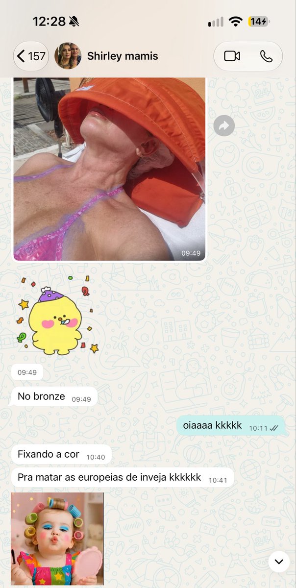 stephaniemcp's tweet photo. minha mãe se preparando pra sua eurotrip

capítulo de hoje: bronze de fita https://t.co/LrhdGtD045