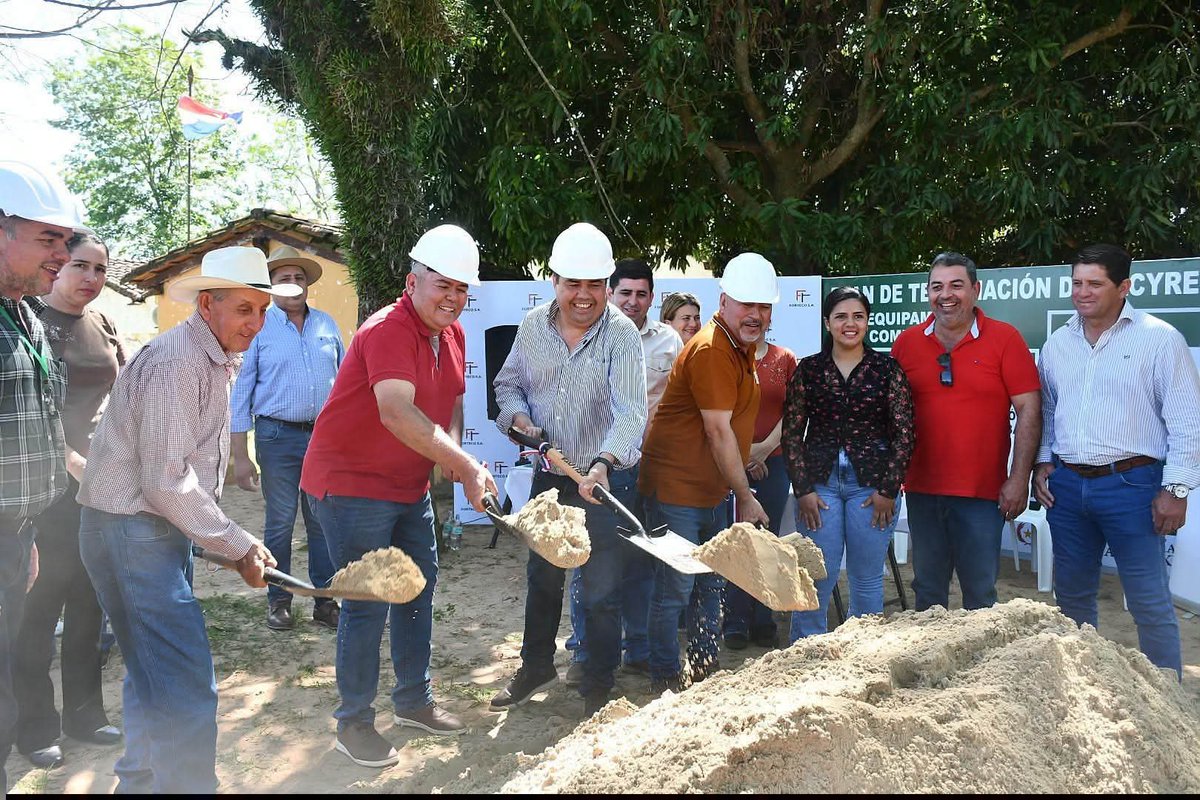 Luisbenitez_py's tweet photo. #Ñeembucú En Estero Camba, iniciamos la construcción de una Planta de Agua, que incluye trabajos desde toma de agua, tratamiento, reservorio, tanque elevado y la instalación de toda la red p/ 200 vecinos de la compañía!

Compromiso del Gobierno Nacional a través de la @ebypy ! https://t.co/zNRSVV0HMZ