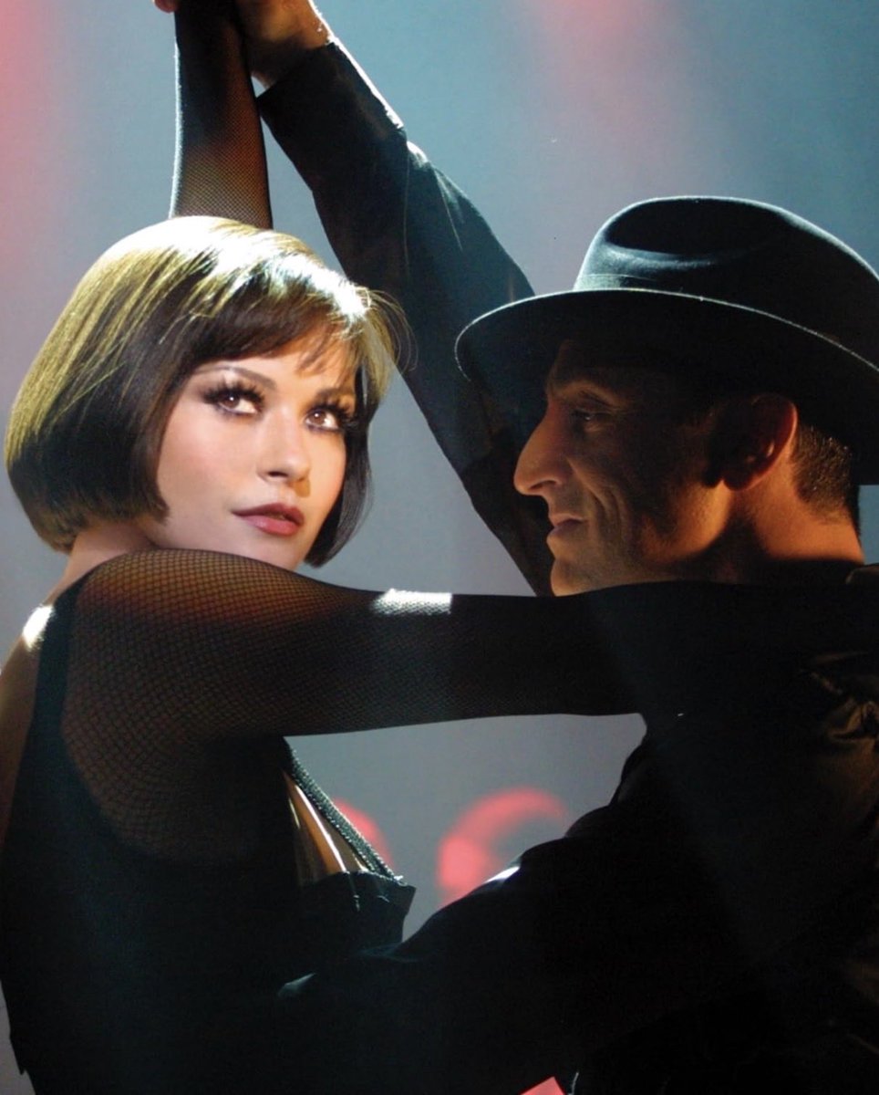 marincine's tweet photo. El carismático y siempre convincente Michael Douglas cumple hoy 82 años y su esposa, la galesa, igualmente talentosa, Catherine Zeta-Jones, cumple 57. Ambos actuaron juntos en la galardonada Tráfico. El aclamado actor de Wall Street, Atracción Fatal y el filme para Tv Detrás del Candelabro (donde interpretó a Liberace), acaba de filmar White Lies, dirigido por Oliver Stone, y será Ronald Reagan en la mini serie Reagan & Gorbachev.
A su vez, la protagonista de Chicago, Alta Fidelidad y La Terminal, recién filmó el drama de fantasía A Visit to Grandpa's al lado de Anthony Hopkins.