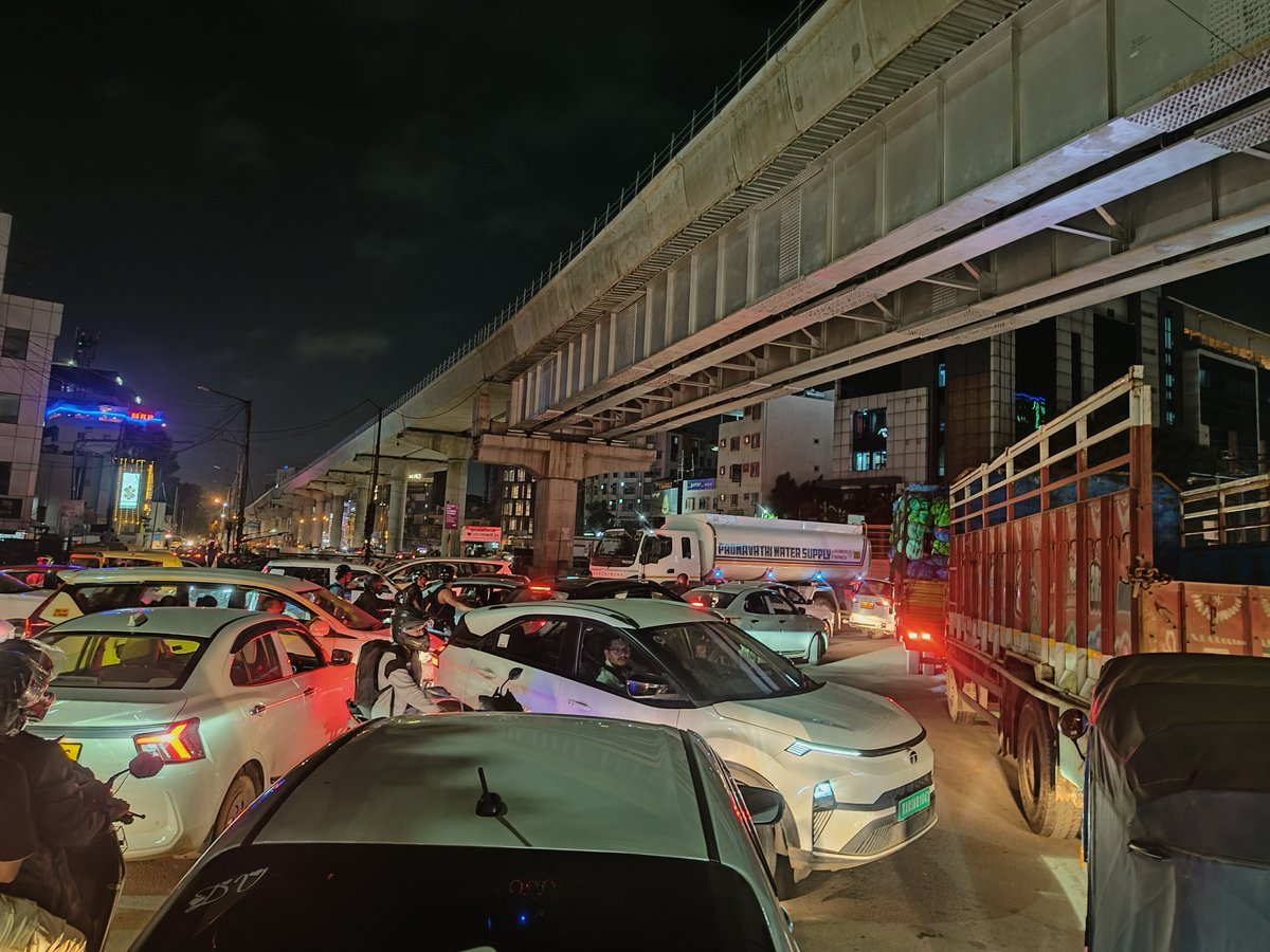 negadiseena's tweet photo. Balagere - Panathur road  Outer Ring road junction. This is everyday scene full day https://t.co/SQ6L0gbMlM