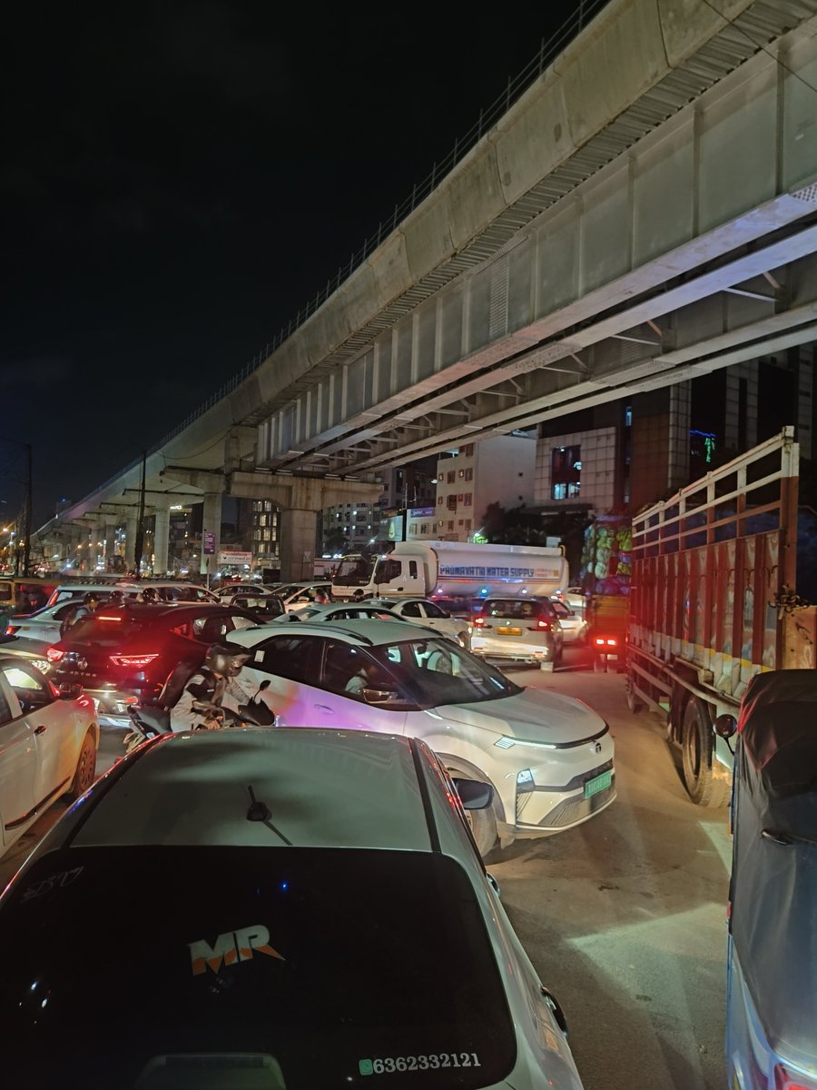 negadiseena's tweet photo. Balagere - Panathur road  Outer Ring road junction. This is everyday scene full day https://t.co/SQ6L0gbMlM