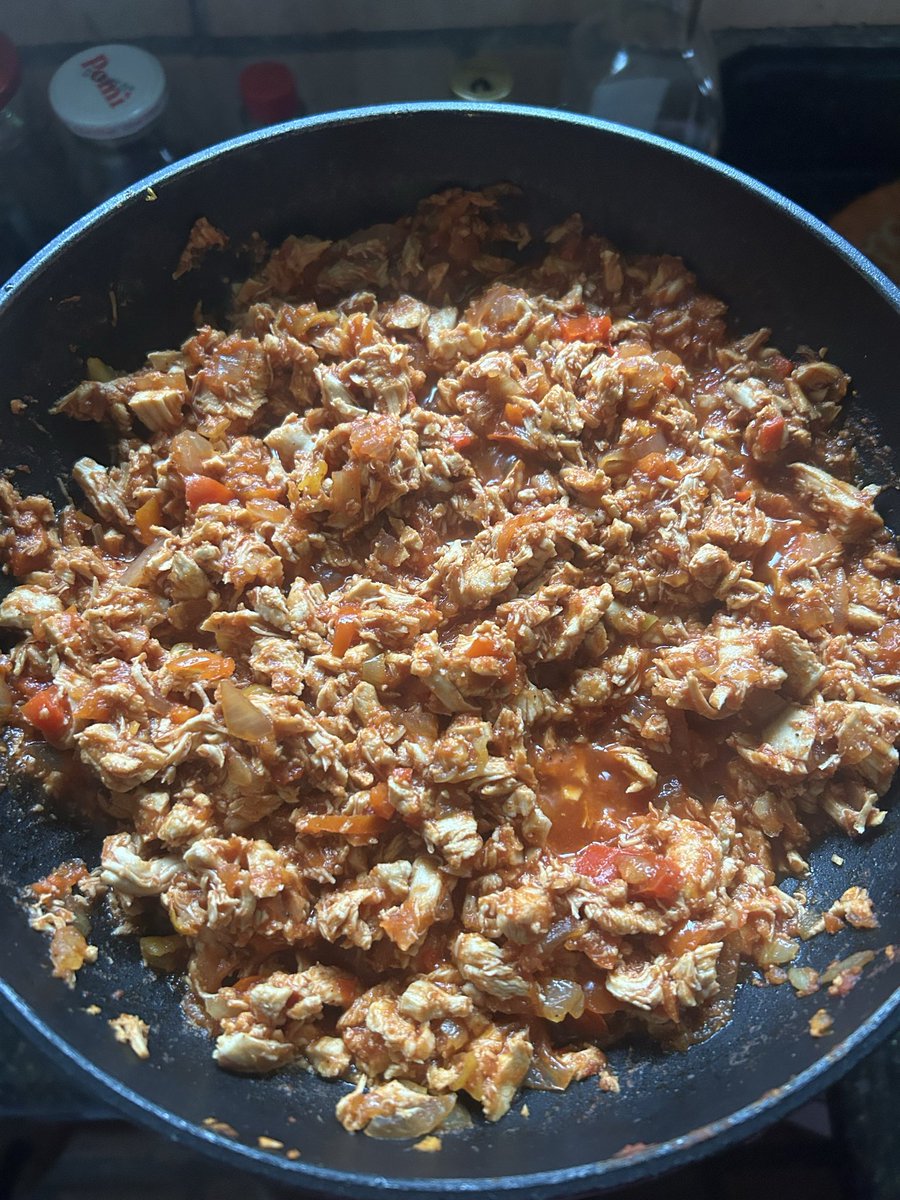 TheKitchenCode1's tweet photo. Chicken tacos are always a good choice for lunch or dinner and they're really easy to make: Mexican tortillas filled with beans and shredded, seasoned chicken. You can also add tomato, lettuce and cheese on top. 🌮🍅🧀 https://t.co/WDZ4dBH5QG