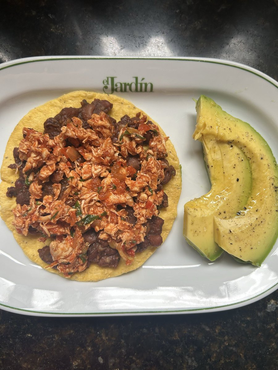 TheKitchenCode1's tweet photo. Chicken tacos are always a good choice for lunch or dinner and they're really easy to make: Mexican tortillas filled with beans and shredded, seasoned chicken. You can also add tomato, lettuce and cheese on top. 🌮🍅🧀 https://t.co/WDZ4dBH5QG