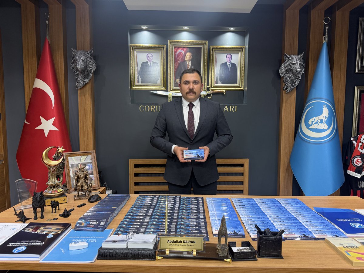 dalyan_abdullah's tweet photo. Türkiye’nin en büyük dijital eğitim platformu Ülkü Ocakları UZEM’in yeni eğitim-öğretim dönemine özel hazırlanan lisans kartları, Ülkü Ocakları Çorum İl Başkanlığımız ve ilçe ocaklarımızdan temin edilebilir.

Eğitimde fırsat eşitliğini esas alarak gençlerimizin akademik gelişimlerine katkı sağlamak, eğitim imkânlarına erişimlerini kolaylaştırmak ve başarı yolculuklarında yanlarında olmak amacıyla çalışmalarımızı sürdürüyoruz.

Geleceğe hazırlanan her gencimizin eğitim yolculuğunda yanında olmaya devam edeceğiz.
