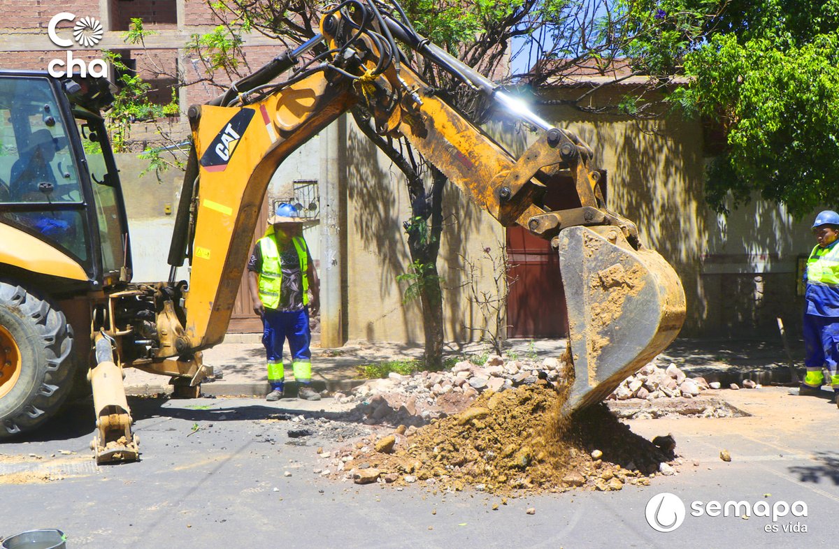 SemapaBo's tweet photo. 🚧REPARACIÓN RED - ALCANTARILLADO SANITARIO 👷♂️🚜
#Semapa realiza la reparación de RED de Alcantarillado Sanitario por rotura, se trabaja con las operaciones correspondientes.
📌Dirección: Calle Moisés Monroy entre Cobija y Beijing
Trabajamos por ud.💦 https://t.co/wYuyiyn6Ty