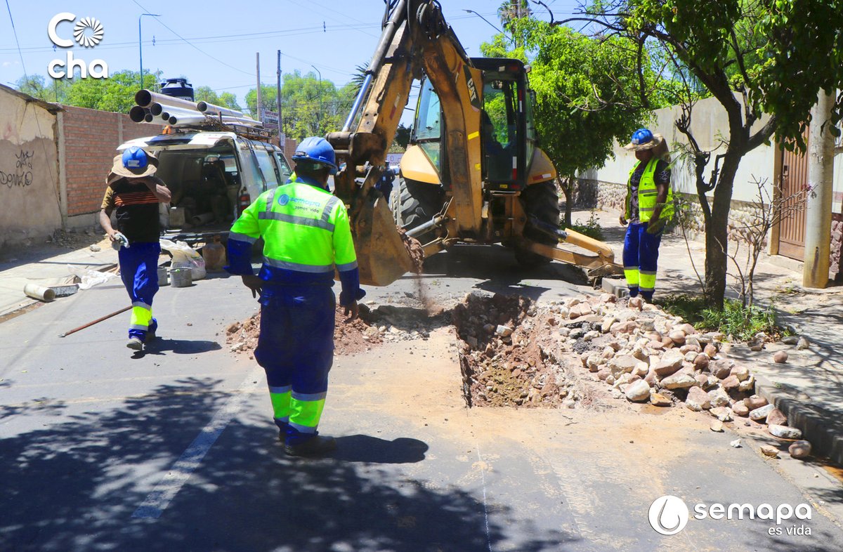 SemapaBo's tweet photo. 🚧REPARACIÓN RED - ALCANTARILLADO SANITARIO 👷♂️🚜
#Semapa realiza la reparación de RED de Alcantarillado Sanitario por rotura, se trabaja con las operaciones correspondientes.
📌Dirección: Calle Moisés Monroy entre Cobija y Beijing
Trabajamos por ud.💦 https://t.co/wYuyiyn6Ty