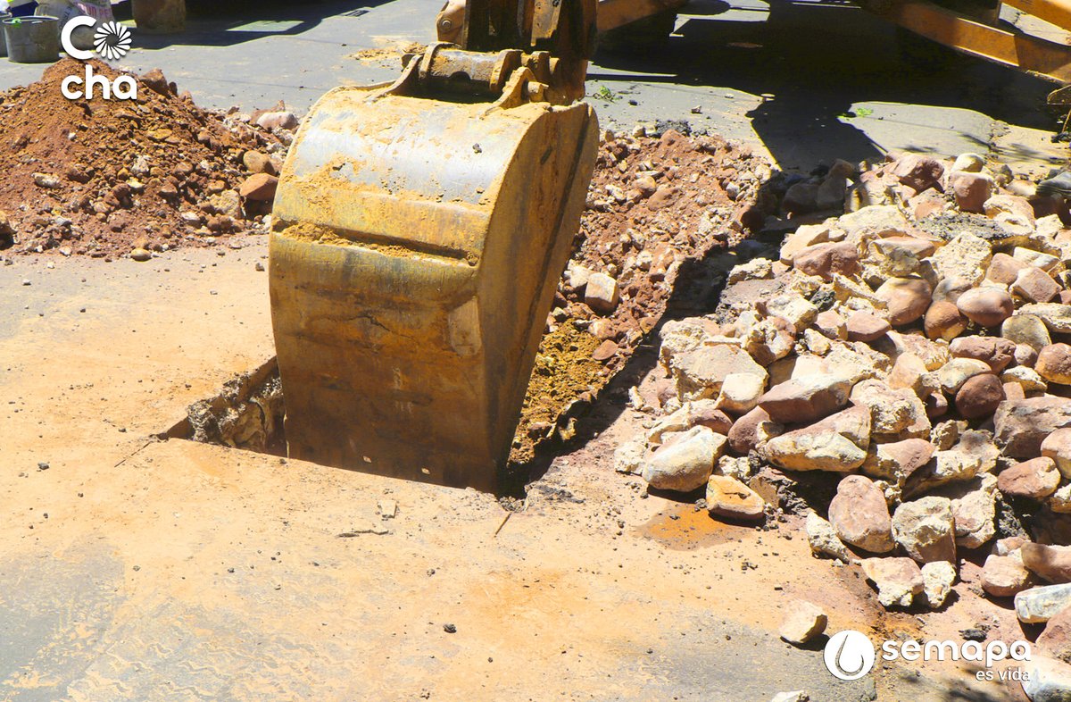 SemapaBo's tweet photo. 🚧REPARACIÓN RED - ALCANTARILLADO SANITARIO 👷♂️🚜
#Semapa realiza la reparación de RED de Alcantarillado Sanitario por rotura, se trabaja con las operaciones correspondientes.
📌Dirección: Calle Moisés Monroy entre Cobija y Beijing
Trabajamos por ud.💦 https://t.co/wYuyiyn6Ty