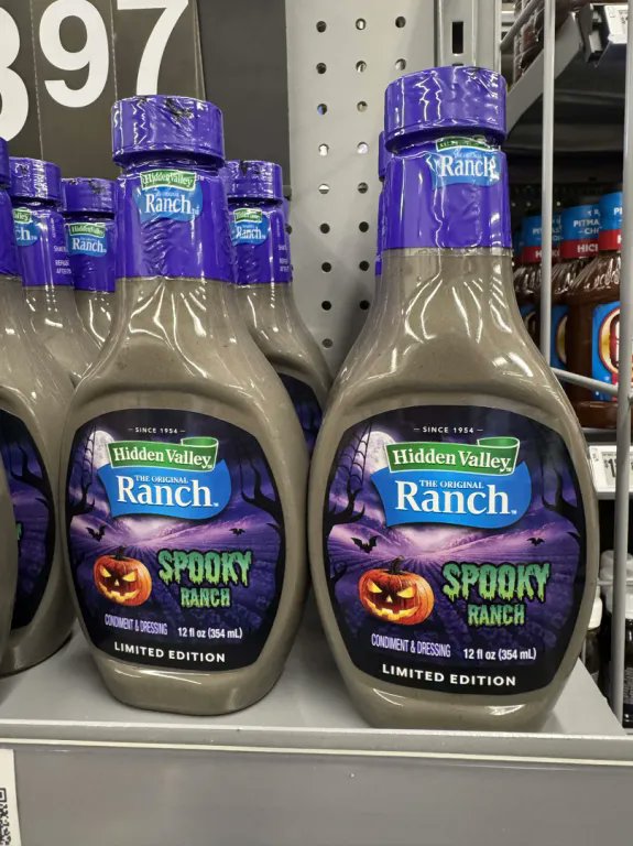 FatKidDeals's tweet photo. Hidden Valley just released a new spooky ranch in a glow in the dark bottle.

Black color comes from fruit juice and cocoa, has no artificial flavors or colors https://t.co/6oSKDYIyTJ