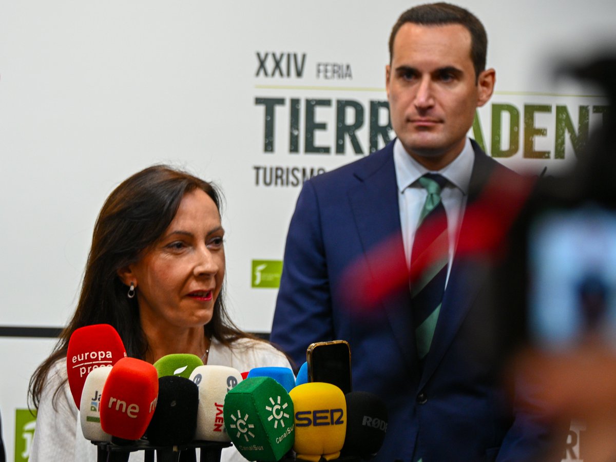 MedioAmbAND's tweet photo. 🐗 La actividad económica asociada a la caza aporta más de 1.700 millones de euros al PIB andaluz.

🌳 @Fina_MartinezG expone durante la Feria Ibercaza las medidas de la Junta para incorporar jóvenes y mujeres a la práctica cinegética.

🔗https://t.co/yuLUwbadQE https://t.co/55G3mVCZgD