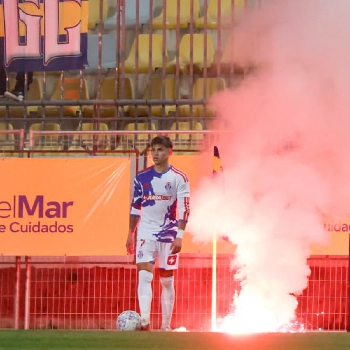bullalvaro23's tweet photo. El representante o algún dirigente de la U ya debe haber llamado a maxi guerrero para PROHIBIRLE subir la foto, es la única explicación lógica a que todavía no la haya subido. https://t.co/qtbJh4j6Vc