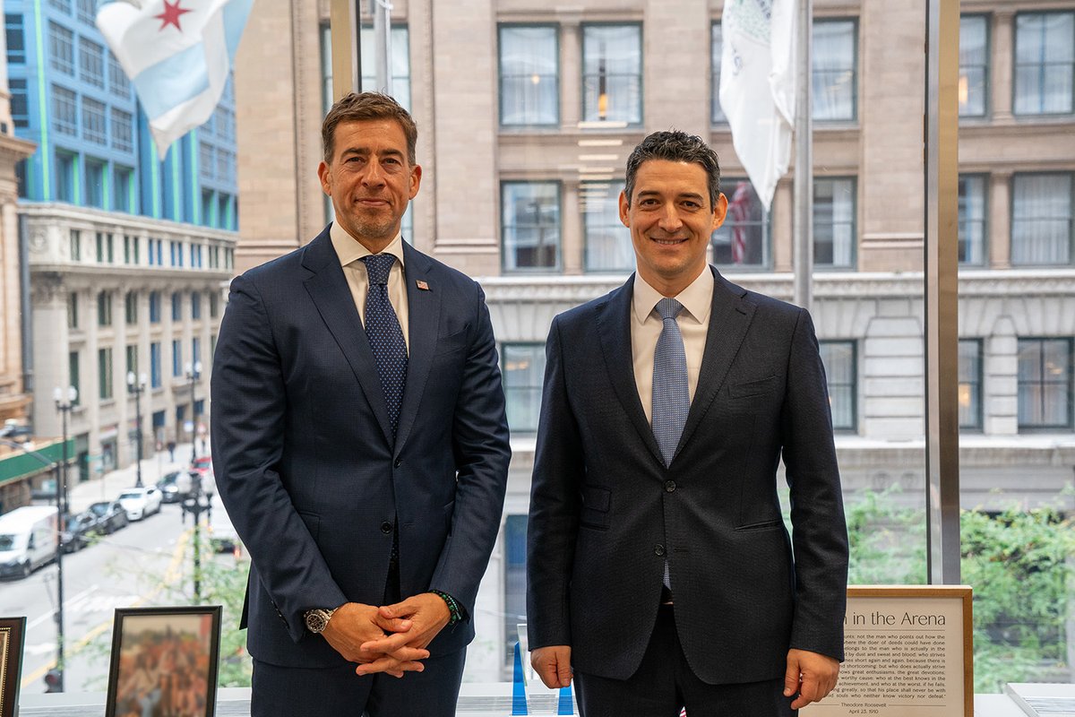 ILSecOfState's tweet photo. Pleased to formally welcome the new Consul General of 🇬🇷 to Chicago, Michael Stamatis. 

I look forward to working with him to take the excellent &amp; deep ties between Illinois and Greece to the next level. @GreeceInChicago 

Καλώς ήρθατε https://t.co/0y8HwqLBZT