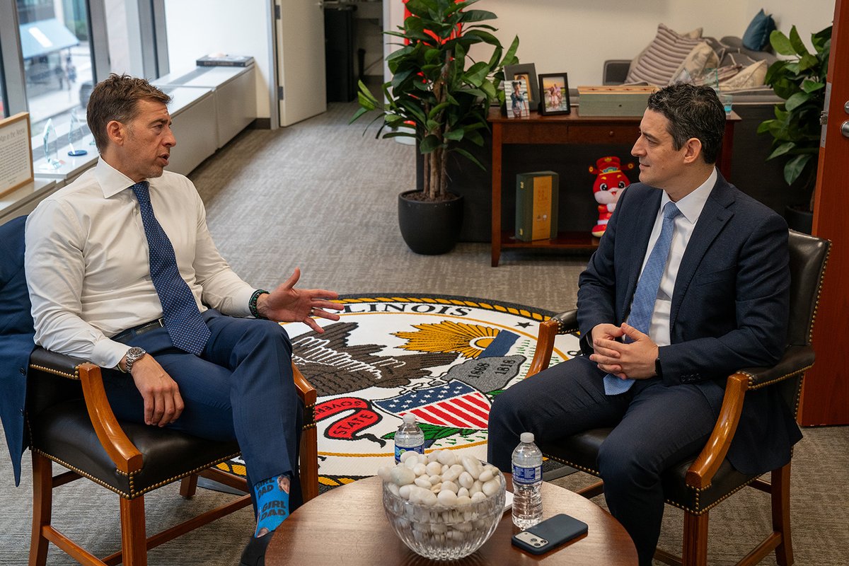 ILSecOfState's tweet photo. Pleased to formally welcome the new Consul General of 🇬🇷 to Chicago, Michael Stamatis. 

I look forward to working with him to take the excellent &amp; deep ties between Illinois and Greece to the next level. @GreeceInChicago 

Καλώς ήρθατε https://t.co/0y8HwqLBZT