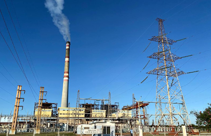 cadenagramonte's tweet photo. 🔧 La unidad 6 de la CTE 10 de Octubre (#Nuevitas, #Camagüey) volvió al #SEN tras repararse una avería en una bomba de agua.

A las 10:00 a.m. aportaba 75 MW; se esperan 80 MW en el día. La pieza clave se trasladó desde Felton, Holguín. Un alivio ante el alto déficit eléctrico. https://t.co/MNCra4raVQ