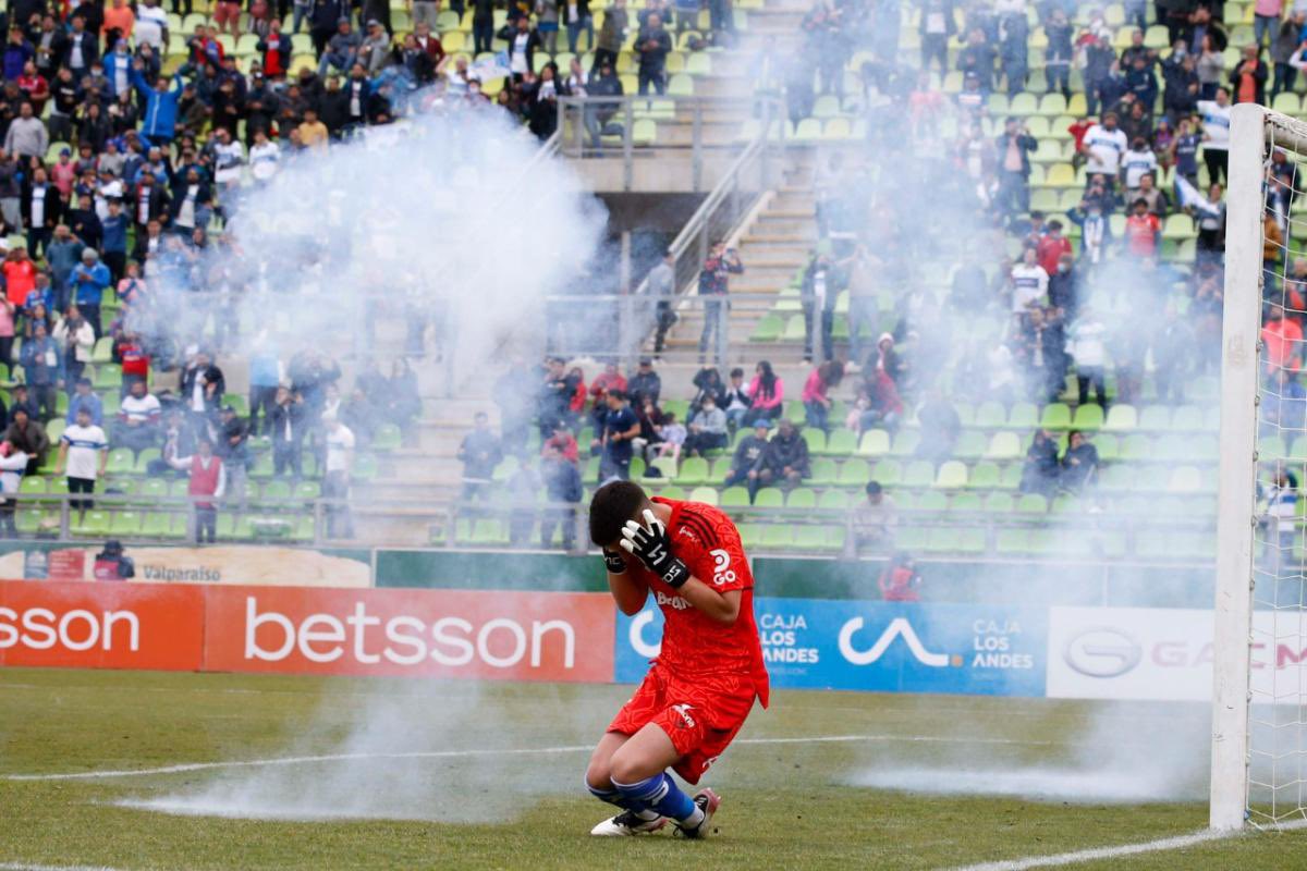 Mufandrismo's tweet photo. ¿Vienen a darnos clase de moral los que le lanzaron petardos a la cara de un jugador rival y una bengala a un niño? https://t.co/5HTxpgsKv1