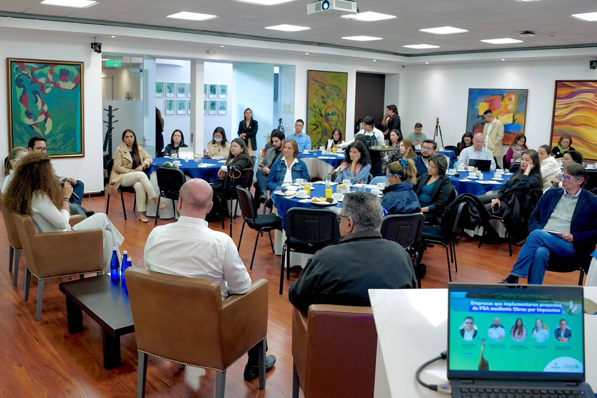 MinAmbienteCo's tweet photo. A través de la Oficina de Negocios Verdes, liderada por @BlondinethCarla, acompañamos 8 proyectos de Obras por Impuestos que movilizan más de $74.000 millones y benefician directamente a 7.882 personas en cinco departamentos.

✅ Con este mecanismo impulsamos inversión en infraestructura verde a través de Pagos por Servicios Ambientales y Negocios Verdes, para convertir la conservación en oportunidades de desarrollo y productividad en los territorios.

La apuesta ahora es ampliar este alcance y sumar más empresas y organizaciones. Por eso, @MinAmbienteCo y @TNC_Colombia reunieron en Bogotá a 45 actores para compartir experiencias y llevar estos proyectos a más regiones del país. 🇨🇴 

Así hacemos realidad #ElABCdelAmbiente: con las comunidades en el centro y alianzas que dejen resultados duraderos en las regiones.