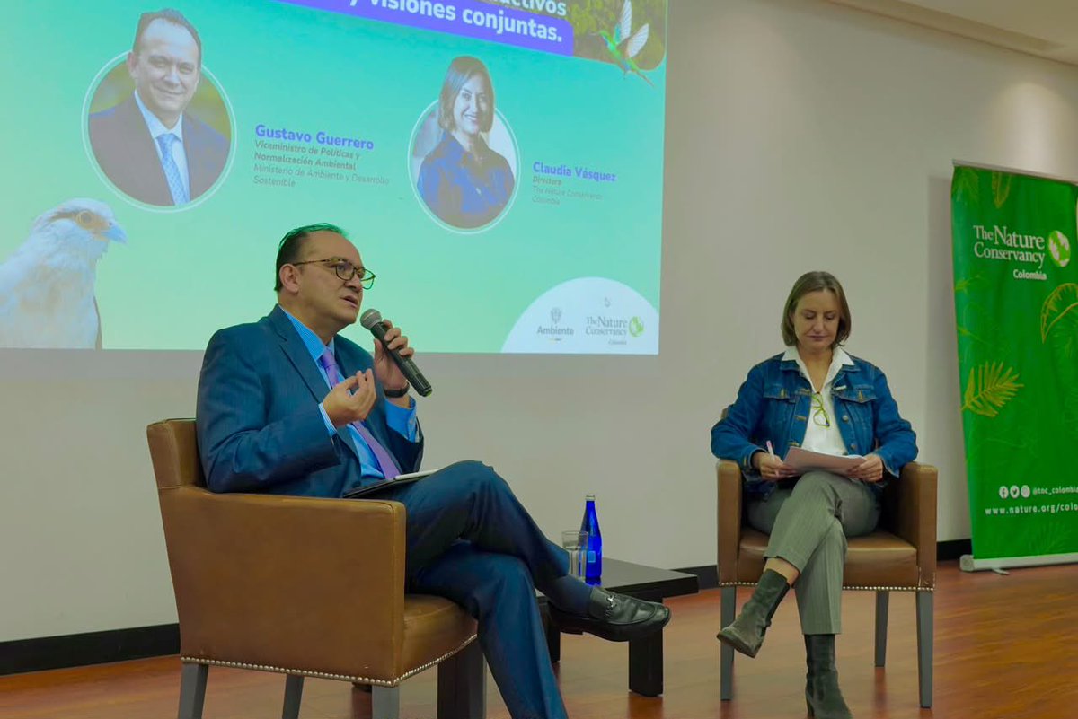 MinAmbienteCo's tweet photo. A través de la Oficina de Negocios Verdes, liderada por @BlondinethCarla, acompañamos 8 proyectos de Obras por Impuestos que movilizan más de $74.000 millones y benefician directamente a 7.882 personas en cinco departamentos.

✅ Con este mecanismo impulsamos inversión en infraestructura verde a través de Pagos por Servicios Ambientales y Negocios Verdes, para convertir la conservación en oportunidades de desarrollo y productividad en los territorios.

La apuesta ahora es ampliar este alcance y sumar más empresas y organizaciones. Por eso, @MinAmbienteCo y @TNC_Colombia reunieron en Bogotá a 45 actores para compartir experiencias y llevar estos proyectos a más regiones del país. 🇨🇴 

Así hacemos realidad #ElABCdelAmbiente: con las comunidades en el centro y alianzas que dejen resultados duraderos en las regiones.