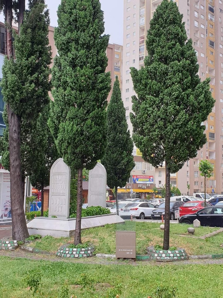 gokhnkaratas_73's tweet photo. Bre Doğan halin nicedir ?

1.Murad'ın #Kosova meydan savaşı yiğit  komutanlarindan Yildirim Beyazid'in #Niğbolu kalesi yiğit dizdari Doğan bey'in #Bursa'da ismini verdiği semtinde uçube Toki evleri arasindaki garip ve yalniz hali.. https://t.co/TY1wZazJ0I