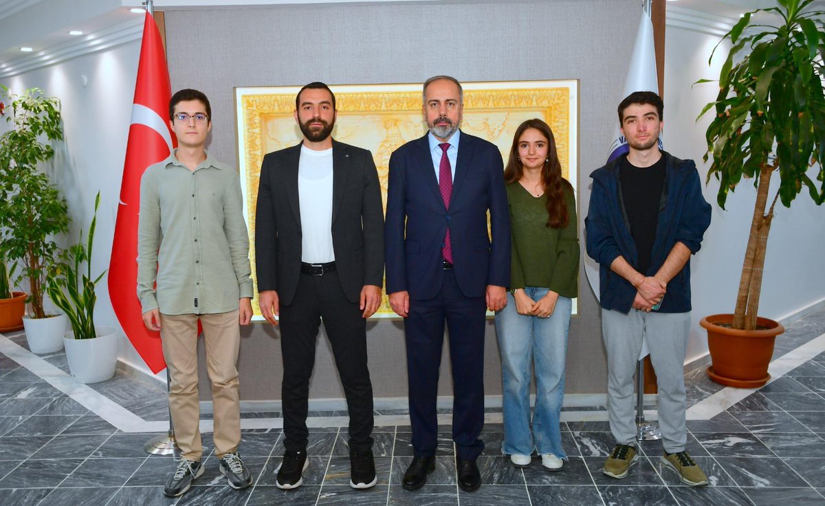 HaberVANYYU's tweet photo. TEKNOFEST 2026 kapsamında önemli başarılara imza atan Van Yüzüncü Yıl Üniversitesi akademisyen ve öğrencileri, Rektörümüz Prof. Dr. Hamdullah Şevli’yi makamında ziyaret etti.

Haberin detayı linkte 👉 https://t.co/R4a1ZQigfd

@hsevli 
#TEKNOFEST2026
#TEKNOFEST
#MilliTeknolojiHamlesi
#Bilim
#Teknoloji
#ArGe
#İnovasyon
#GeleceğinTeknolojileri
#VanYüzüncüYılÜniversitesi
#VanYYÜ