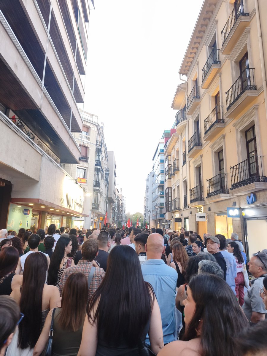javihaller's tweet photo. Nos hemos reunido 1500/2000 personas en Valladolid para expresar nuestra repulsa al fondo buitre de manera pacífica y la policía, como no, ha intentado hacer lo que hace siempre porque sí. Pero han tenido que calmarse y aquí seguimos. #MaricarmenNoEstásSola https://t.co/28Z3e7LJwQ