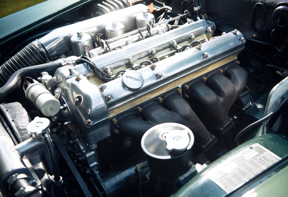 UltimativCars's tweet photo. (Background knowledge)

The #Jaguar #MarkX|#MkX (1961-65) stretched the original shape into a quite flatter form; built in 18.519 units before getting renamed 420G (NOT "420"!) as of '66, the solely made as 4d-sedan Mk X brought the typical styling, the later XJ made Jag' famous. https://t.co/lWT7lOlZbQ