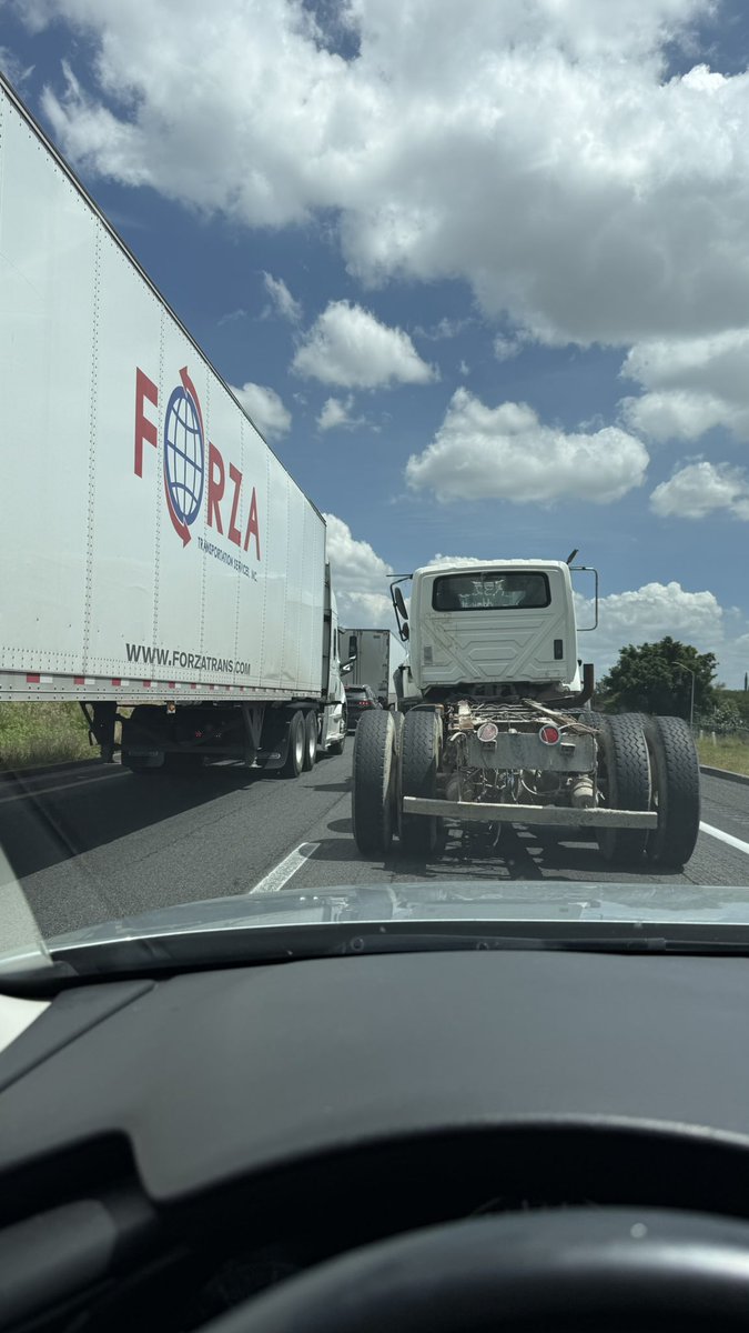 Anveru1's tweet photo. @CAPUFE Oye @CAPUFE creo no te han comentado de otro accidente rumbo a Querétaro https://t.co/PiwAzx7rBM
