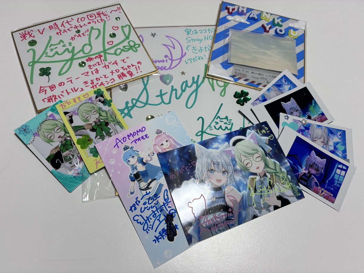 twowill0w's tweet photo. 戦V時代第10回、楽しかったです！
今回の戦利品はこんな感じ
1番嬉しいのはヤンデレ☝️チェキか...？
前回売り切れちゃってたペア色紙も手に入って良かったですわ
ポストカードも直筆なの嬉しいですね
組ごとの感想は下に

#AOMOMO
#StrayNOte
#戦V時代
#ぶいかふぇ https://t.co/MBx0qYUQ4e