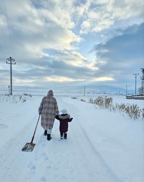 yenillmezbanu's tweet photo. Yetersiz kontenjan yüzünden 3-4 yıldır ailemizden ayrı yaşıyoruz. Asker, polis, hakim ve savcı eşlerine verilen il emri hakkı bize de verilmeli. @Yusuf__Tekin il emrinin yeniden değerlendirilmesini arz ediyoruz. #AilemiVerYusufTekin ❗️ https://t.co/laRMVc7ELn