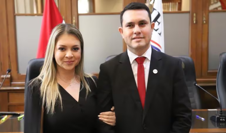 derryarambulo's tweet photo. ¿Recuerdan quién más es abogada egresada de la Sudamericana? Elena Escobar de Rivas, la esposa de Hernán Rivas (condenado a 8 años por título falso) 

Con ese título ejerció como asesora jurídica en la Contraloría y también le permitió tener un mejor rubro en el Estado
🧵👇 https://t.co/MMWg4wHafn