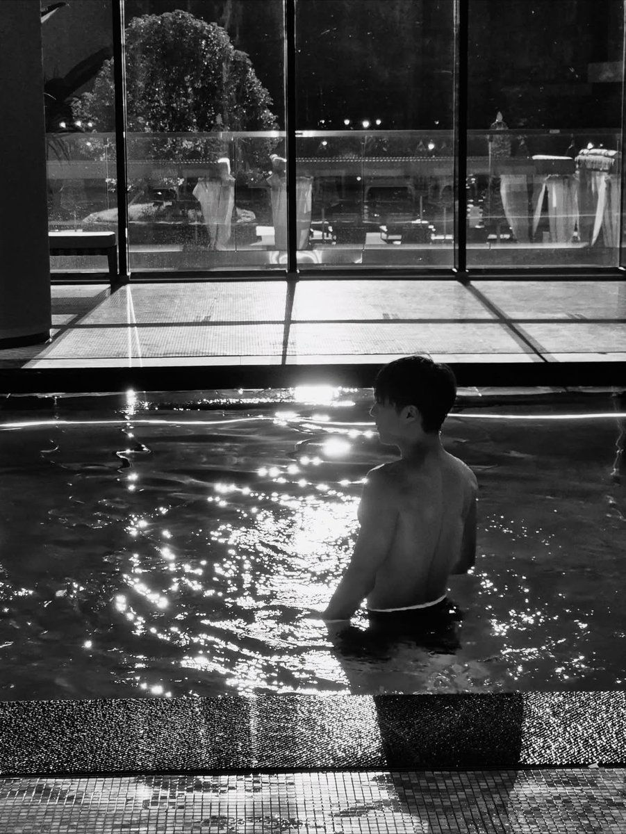 upsidemperor's tweet photo. Midnight dip. https://t.co/QA84jrykR5