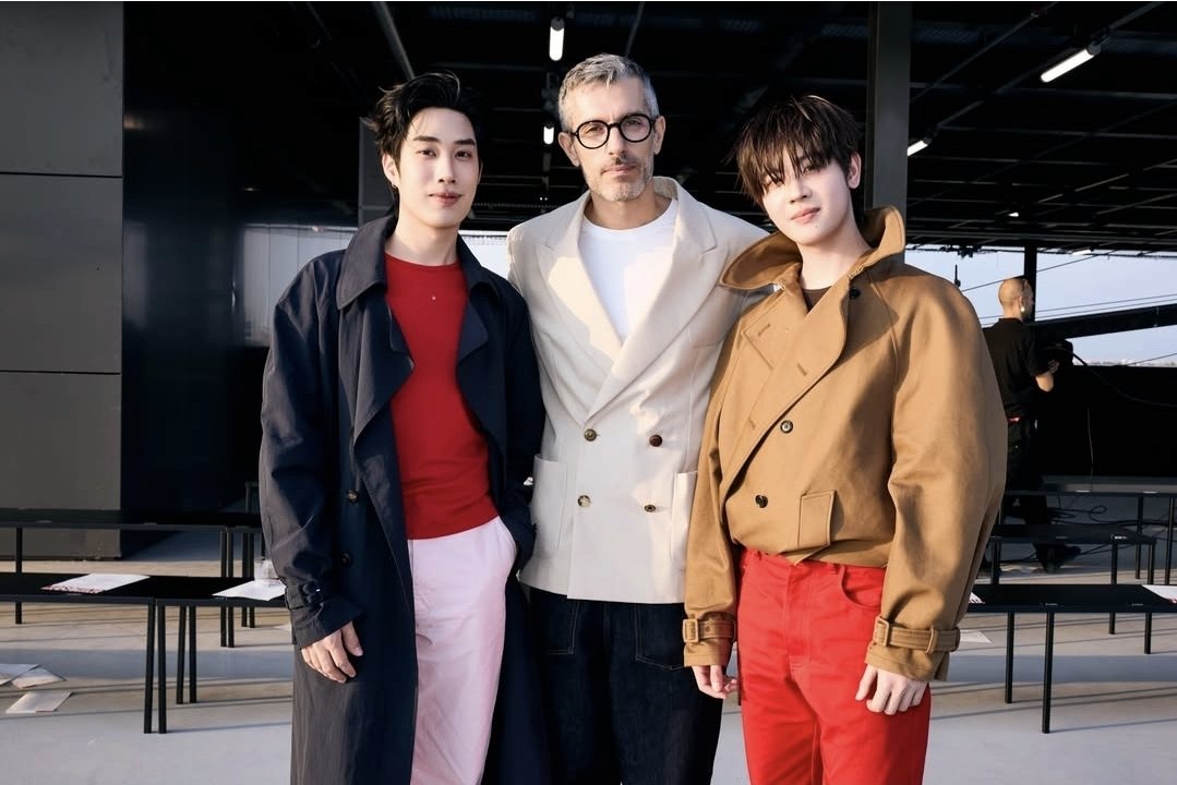 TFO_engagement's tweet photo. กรี๊ดดดดดด ขออนุญาตขึ้นแท่นลูกรักแบรนด์หน่อยนะคะ🥳💖 ยืนประกบแขกผู้ใหญ่ฝั่งยุโรปแบบเคียงข้างกันขนาดนี้เลยล่ะ 

#TleFirstone ร่วมเฟรมถ่ายภาพกับคุณ Stefano Secchi อดีตผู้บริหารระดับสูงของ #MOSCHINO ซึ่งเคยดำรงตำแหน่ง General Manager ของแบรนด์ค่ะ ทุกคนสามารถภูมิใจได้อย่างเต็มที่เลยค่ะ🤍

TLE​ FIRSTONE​ AT​ MFW​ 2027
#MOSCHINOSS27xTLEFIRSTONE
#TLE_mtm #Firstone 
#MOSCHINO #TleFirstone